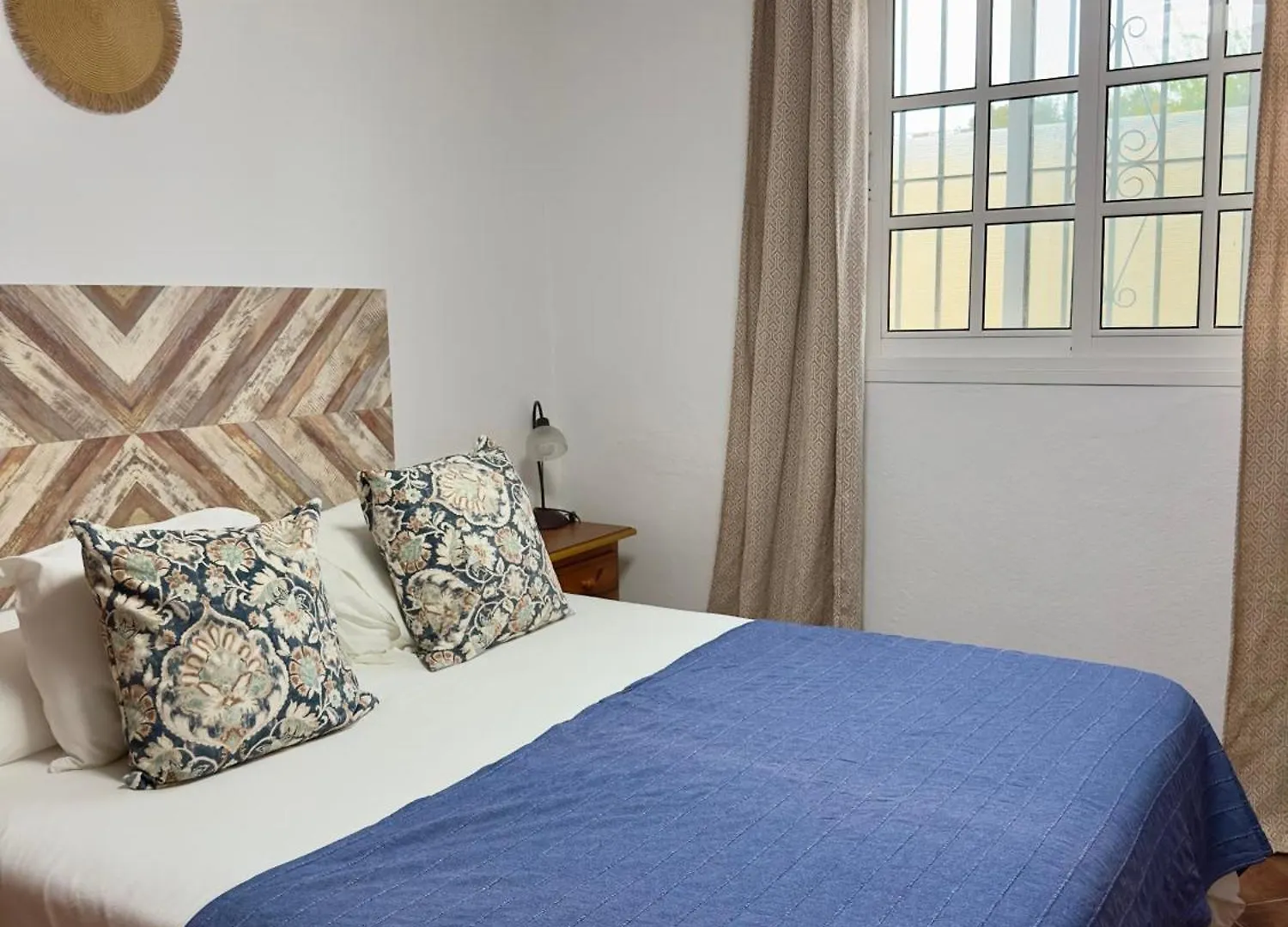 Hostel Alojamientos Turisticos Carmencita Bolonia Spain